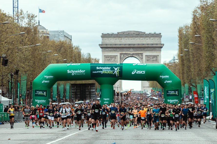 A large group of people running from a start line