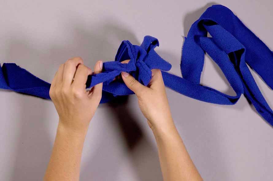 Tying knots in the jumper