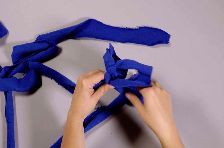 Tying knots in the jumper